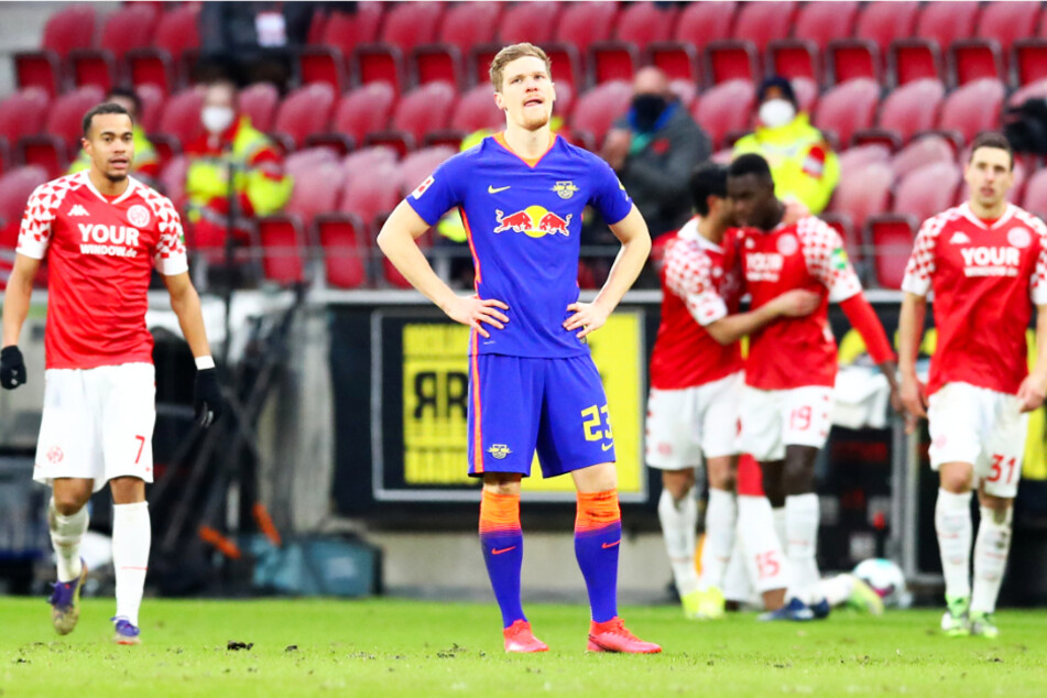 Konnte es nicht fassen: Marcel Halstenberg (vorne) verlor mit RB Leipzig bei Kellerkind Mainz!