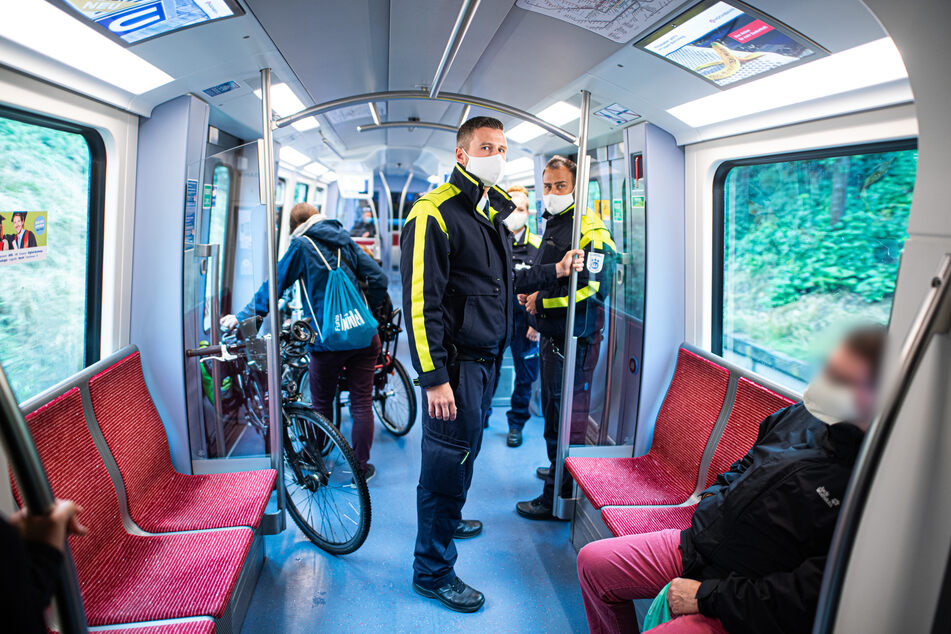 Mitarbeiter der Hamburger Hochbahn-Wache kontrollieren die Einhaltung der Maskenpflicht.