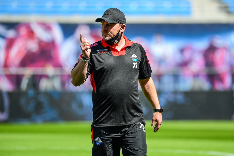 Coach Steffen Baumgart (49) schaffte in den Spielzeiten 2017/18 und 2018/19 mit dem SC Paderborn den Durchmarsch von der 3. Liga in die Bundesliga, stieg in der vergangenen Serie mit den Ostwestfalen aber gleich wieder ab.