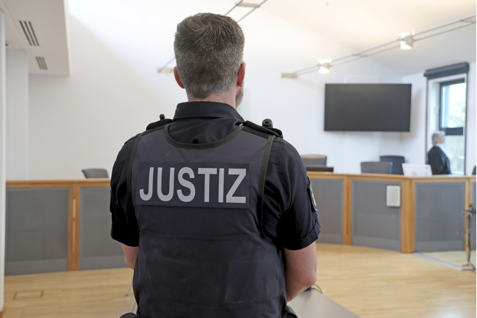 Vor dem Landgericht Neubrandenburg muss sich der Angeklagte (15, nicht im Bild) aktuell wegen Totschlags verantworten.