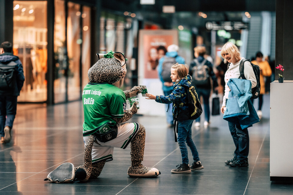 Der Familientag verspricht tolle Aktionen und Gäste, wie das Maskottchen BalLeo vom SC DHfK Leipzig
