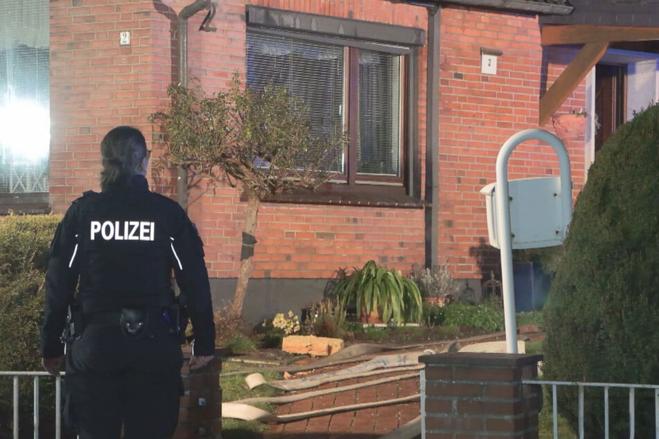 Ein Mann hat nördlich von Bremen vier Familienmitglieder mit einem Hammer angegriffen. Kurz darauf kam er bei eineM Feuer ums Leben.