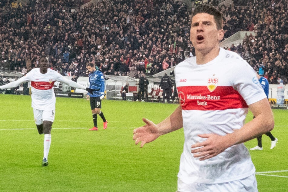 Mario Gomez (34) bejubelt beim Remis gegen Arminia Bielefeld sein Tor. © Gregor Bauernfeind/dpa