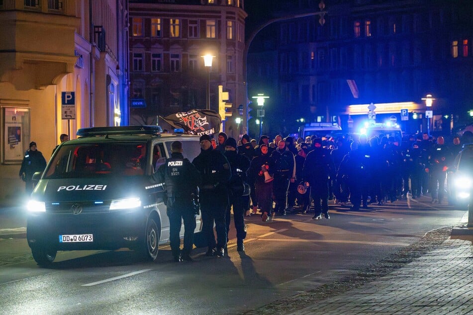 Teils vermummt zogen Demonstranten am Samstag durch Löbau.