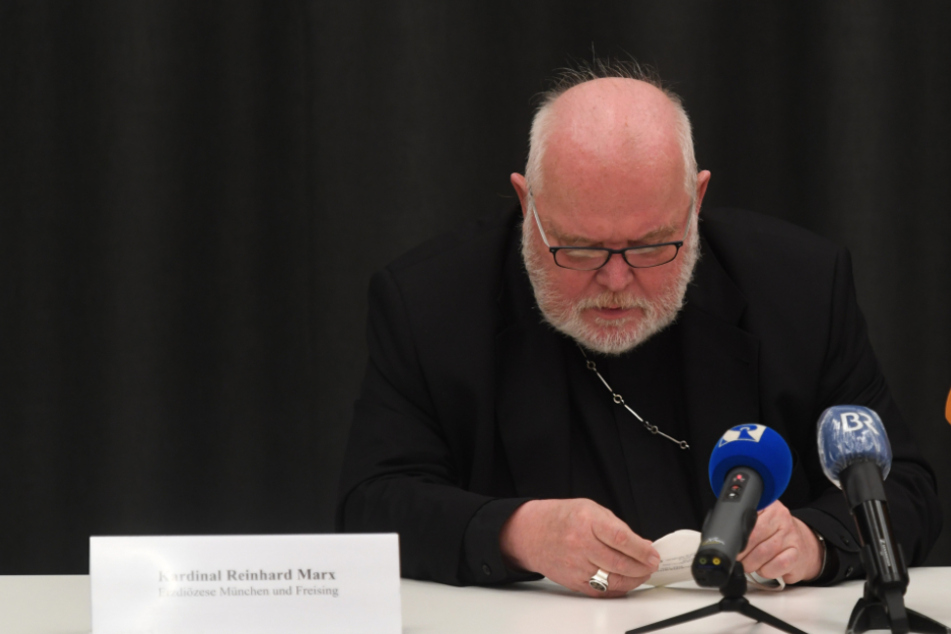 Kardinal Reinhard Marx (67) gibt im Pfarrheim St. Nikolaus zu Missbrauchsfällen in der Kirchengemeinde ein Statement ab.