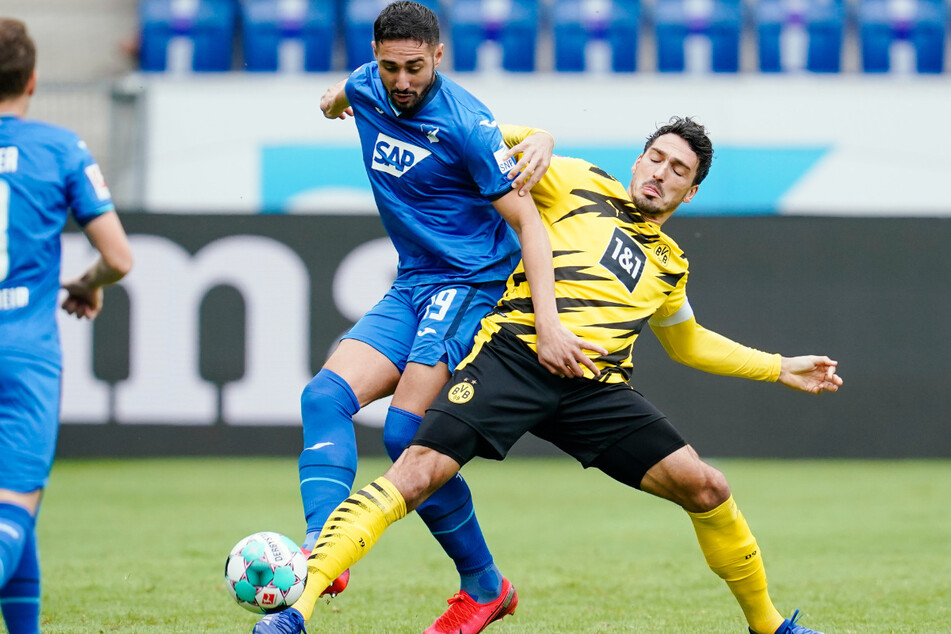 Ishak Belfodil (29/l.) im Zweikampf mit Dortmunds Mats Hummels. Bei Hertha soll der Algerier Jhon Cordoba ersetzen.