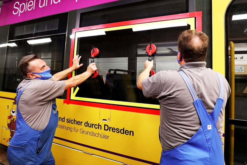 Thomas Grimm (l., 61) und Holger Wenzel (54) hatten alle Hände voll zu tun. Scheiben an fünf Verkehrsmitteln der DVB mussten die beiden Handwerker schnell reparieren.