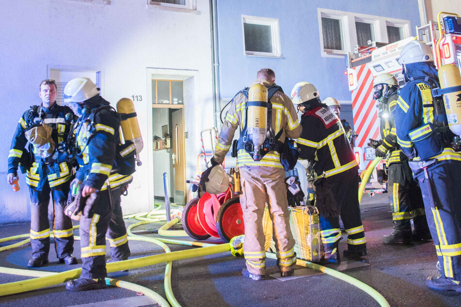 Köln: Brennendes Haus in Köln: Bewohner werden vom Rauch eingeschlossen