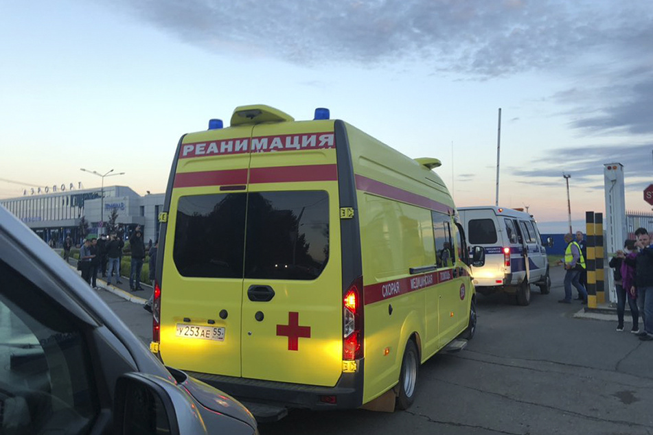 Nach Angaben seiner Sprecherin ist er in einem Krankenwagen zum Flughafen in der sibirischen Großstadt Omsk gebracht worden und wurde später nach Berlin geflogen.