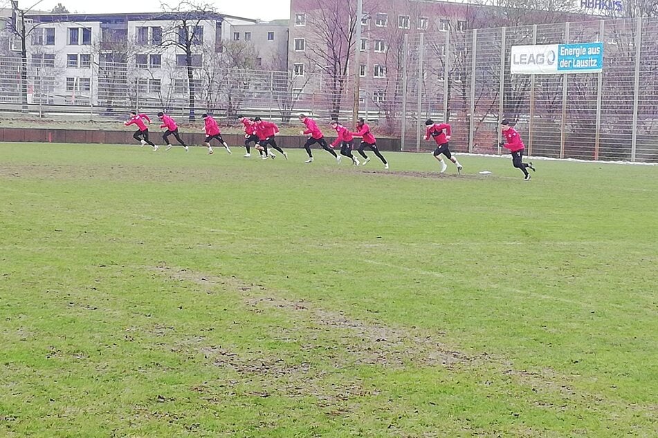 ... und ab geht der Peter bis zum anderen Strafraum.