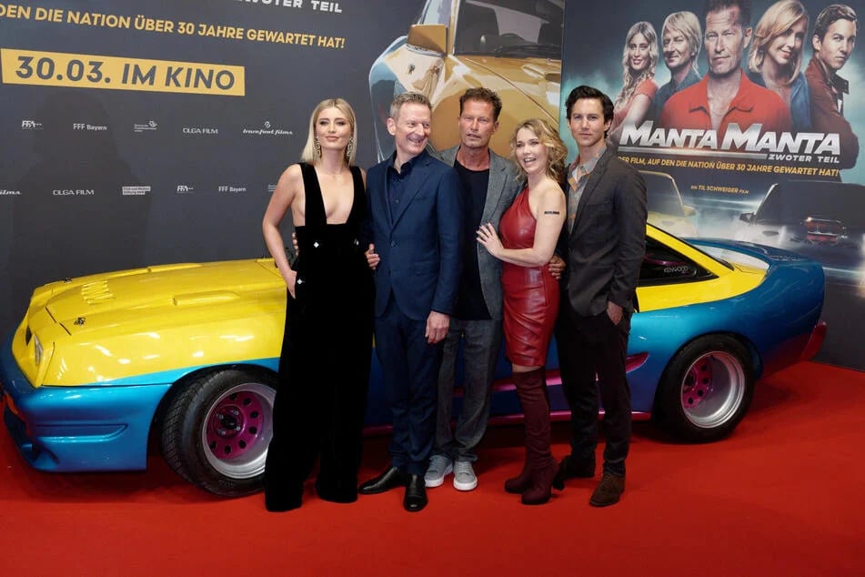 Luna Schweiger (26, v.l.n.r.), Michael Kessler (55), Til Schweiger (59), Tina Ruland (56) und Tim Oliver Schultz (34) posieren vor dem Kult-Opel aus "Manta Manta".