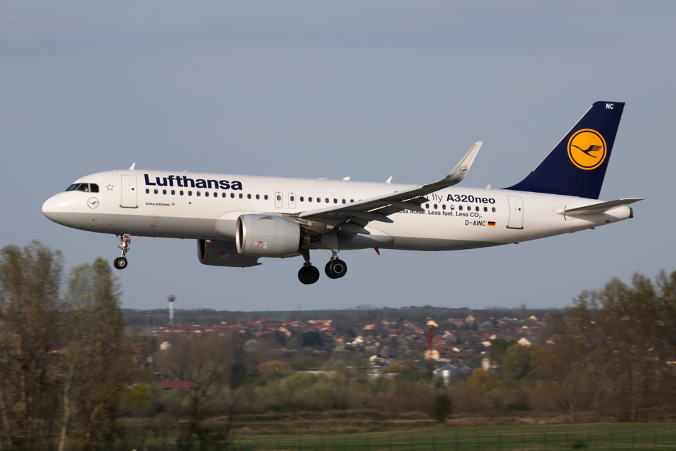 Über dem Pfälzerwald hat am Mittwochabend ein Lufthansa-Jumbo-Jet 40 Tonnen Kerosin abgelassen. (Symbolbild)