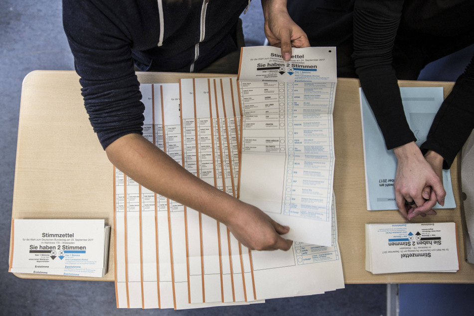 Wahlhelfer müssen am Wahltag die Stimmzettel sortieren und auswerten.