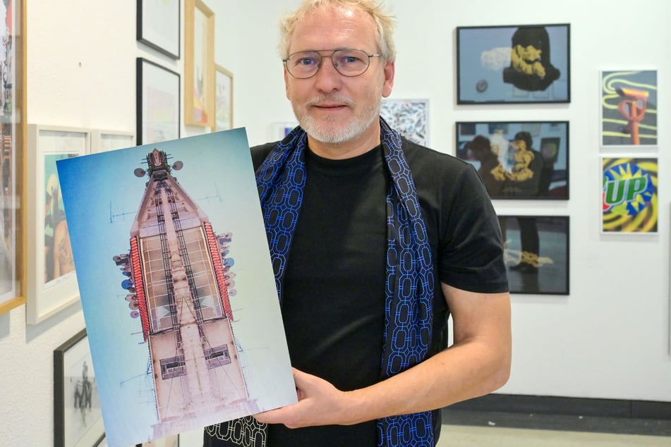 Jens Zander (55) zeigt die Arbeit "Skykissing" (500 Euro) von Stefan Krauth. Er fotografierte Dächer und komponierte sie zu einem Turm.