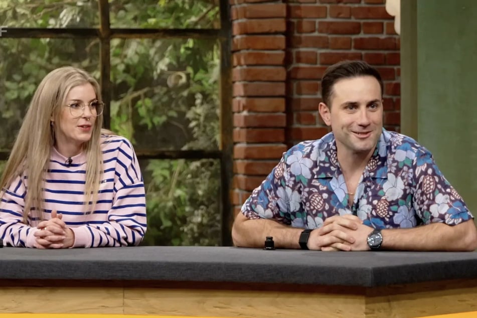 Liza Kielon (32) und David Suppes (38) zeigen großes Interesse an der Nintendo.