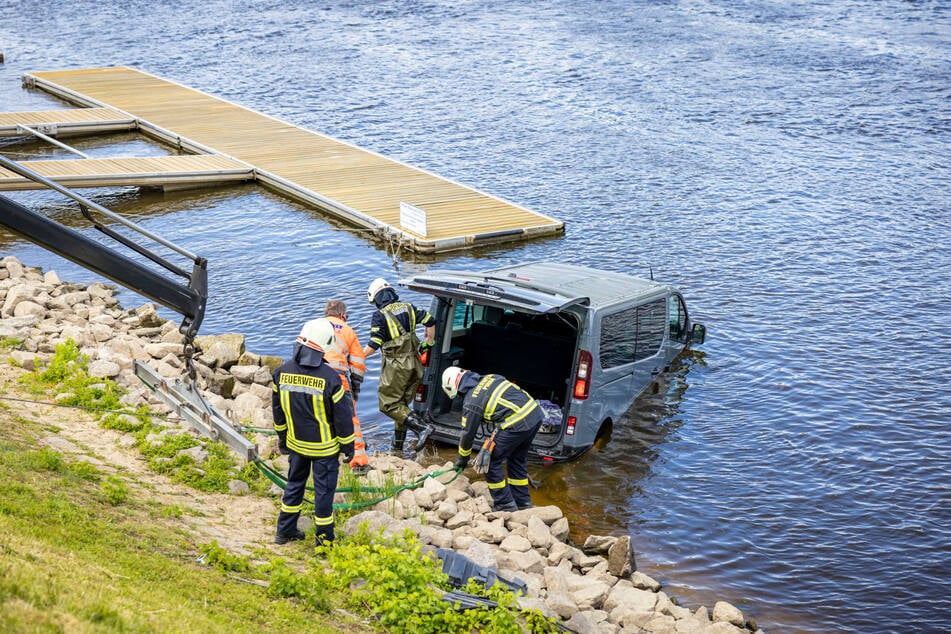 Ein Transporter ist am Freitagmittag in Pirna in die Elbe gerollt.