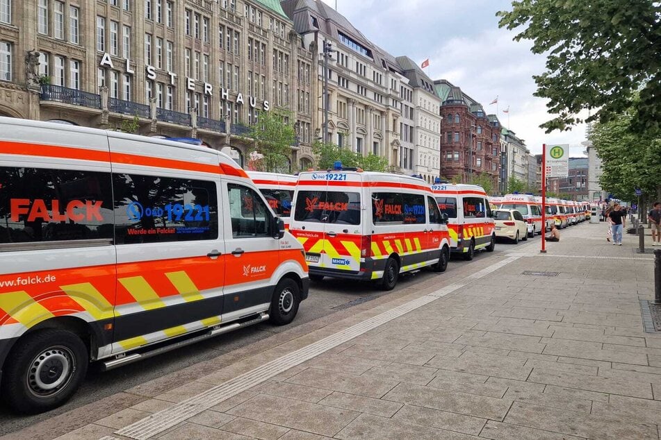 Hamburg: 50 Rettungswagen positionieren sich am Jungfernstieg: Das ist der Grund