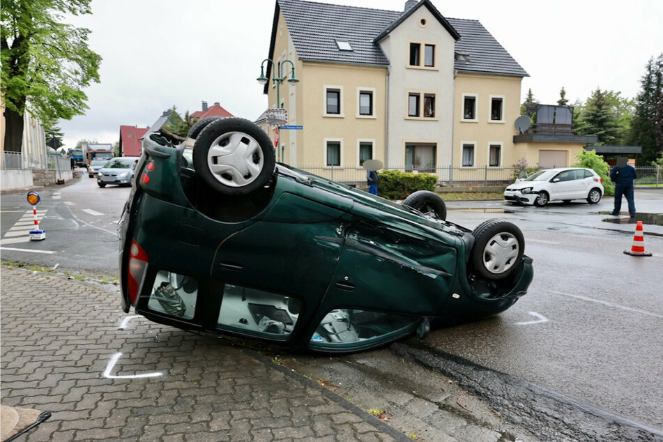 Der grüne Toyota wurde von dem weißen VW Polo (r.) gerammt. Er überschlug sich und blieb auf dem Dach liegen.