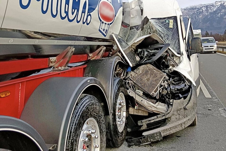 Ein Arzt war als Ersthelfer vor Ort und konnte den Unfallfahrer versorgen. Dieser erlitt mittelschwere Verletzungen.