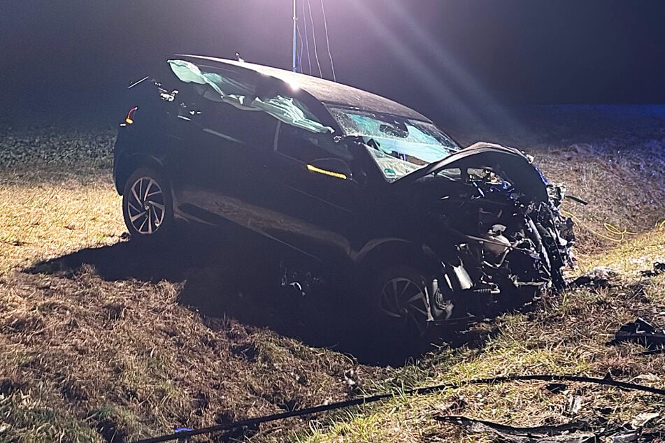 Zwei Autos sind am Montagabend auf der Bundesstraße frontal kollidiert.