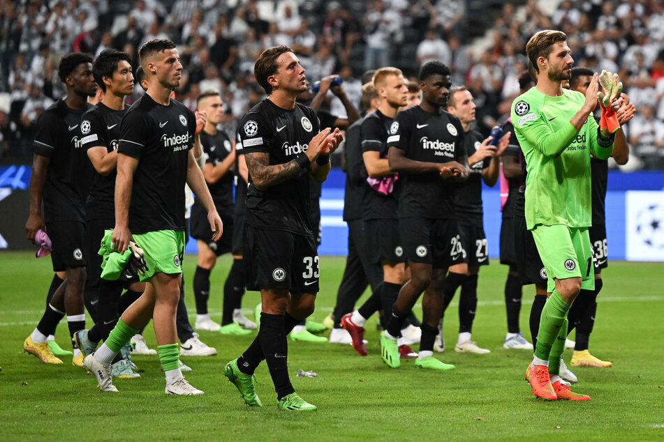 Nach der Pleite feierten die Fans der Eintracht ihre Europa-Helden dennoch wie Sieger.