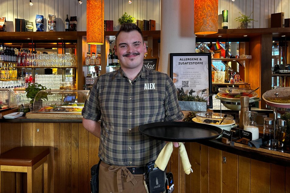 Max (24) arbeitet in der Gastronomie. Ohne das Trinkgeld würde er sich nach einem anderen Job umsehen.