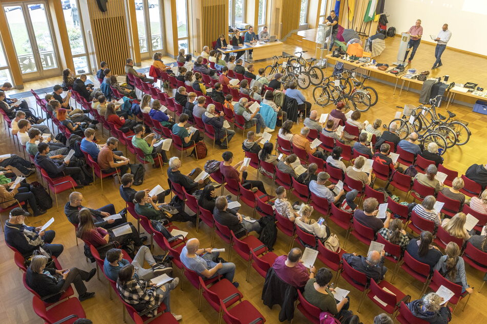Der große Saal im Rathaus war prall gefüllt mit interessierten Dresdnern und Dresdnerinnen.