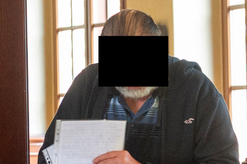 Martin K. (55) wurde in Hand- und Fußfesseln in den Gerichtssaal geführt.