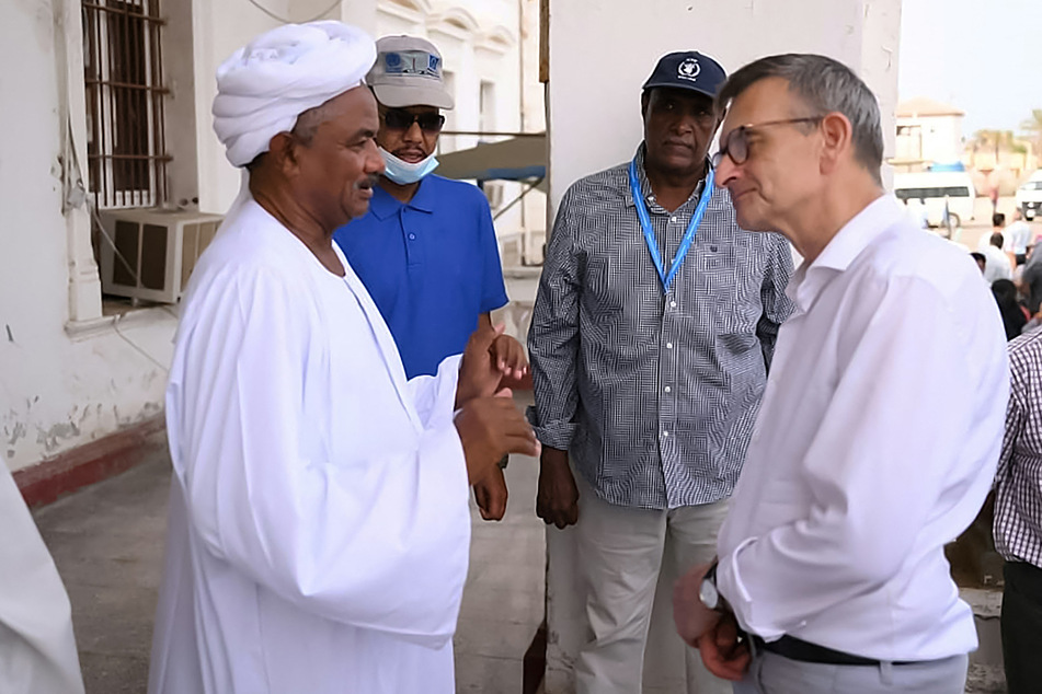 Volker Perthes (r.), UN special envoy to Sudan, said there's no sign Sudan's rival military forces are willing to negotiate with each other.