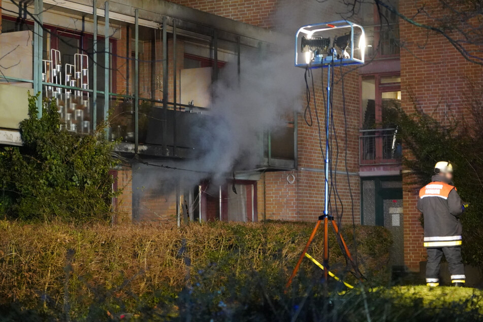 32 Leute mussten bei dem Brand in einem Pflegeheim ihre Wohnungen verlassen.
