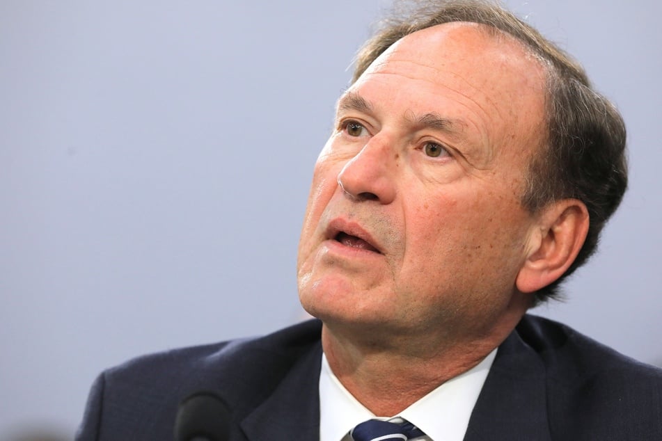 Samuel Alito's ex-neighbor calls him out for "outright lying" about flag debacle