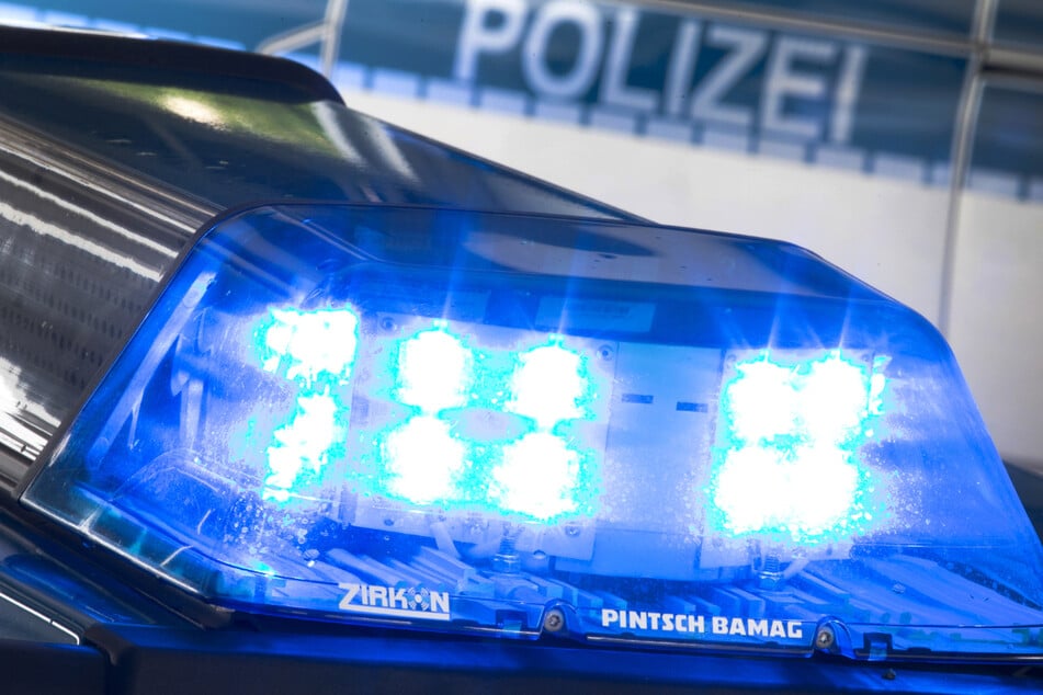 Kassiererin mit Messer überfallen: Polizei sucht Räuber-Quartett