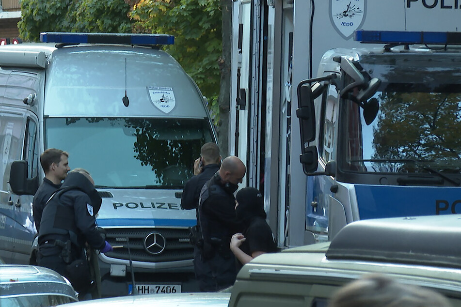 Sprengstoffverdacht! Polizei durchsucht Hamburger Wohnung