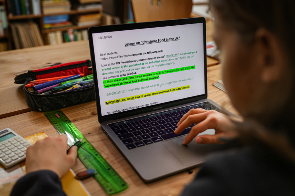 Ein Mädchen beim Homeschooling. (Symbolbild)