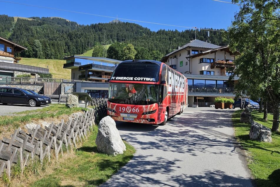 Still steht der Mannschaftsbus vor dem Teamhotel.