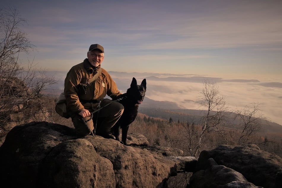 Der Ranger Konstantin Kirycuk (65) mit seinem Hund Rex (7).