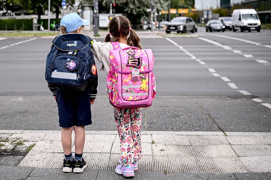 Die Polizei appelliert an Autofahrer, rund um Schulen und Bushaltestellen besonders aufmerksam und rücksichtsvoll zu fahren. (Symbolfoto)