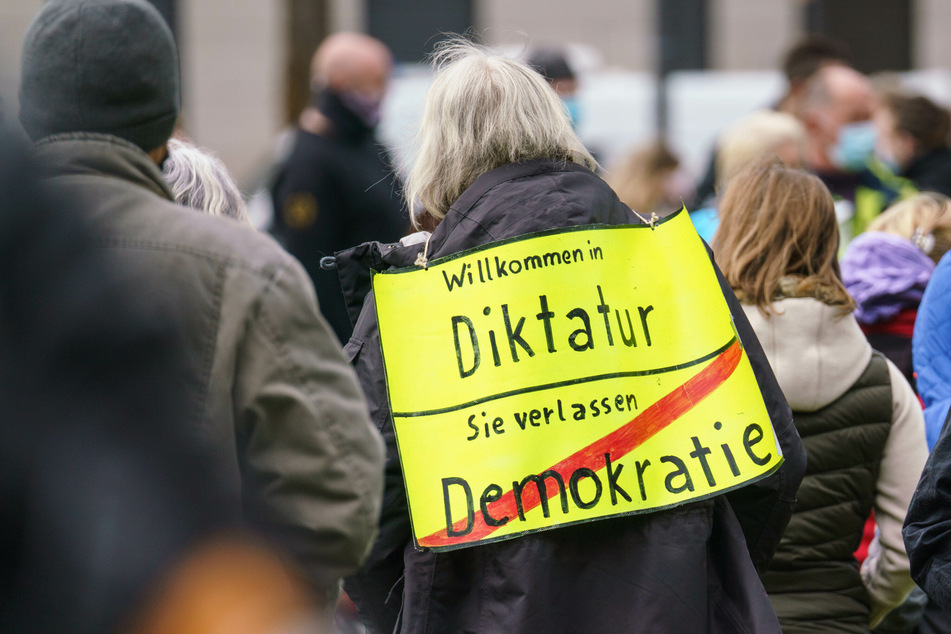 Eine Kundgebung der "Querdenken"-Bewegung im April: Nach Meinung des NRW-Verfassungsschutzchefs wird sich die Bewegung nach der Corona-Pandemie nicht zerstreuen.