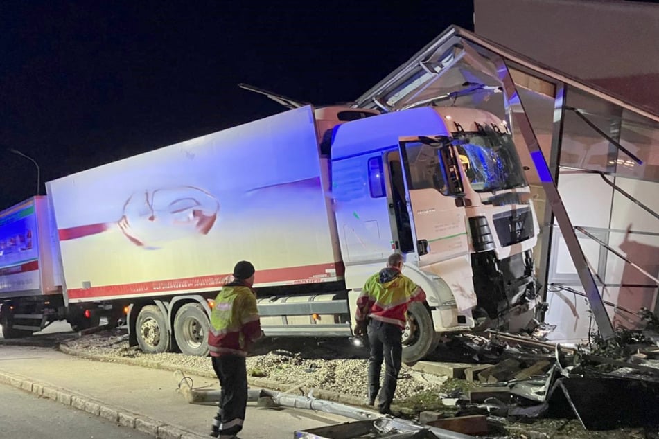 Desaster in der Nacht: Lkw kracht mitten in Geschäftsgebäude