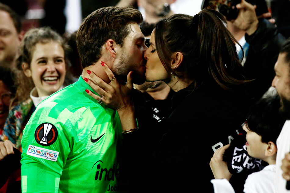 Nach Kevins Sieg mit Eintracht Frankfurt im Europa-League-Finale gab es stolze Küsse von seiner Verlobten Izabel Goulart.