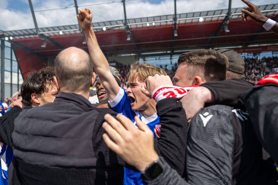 Neuer Vertrag bei Hertha, erneute Leihe nach Cottbus: Aufstiegsheld Lukas Michelbrink (21) streckt die Faust in die Luft.