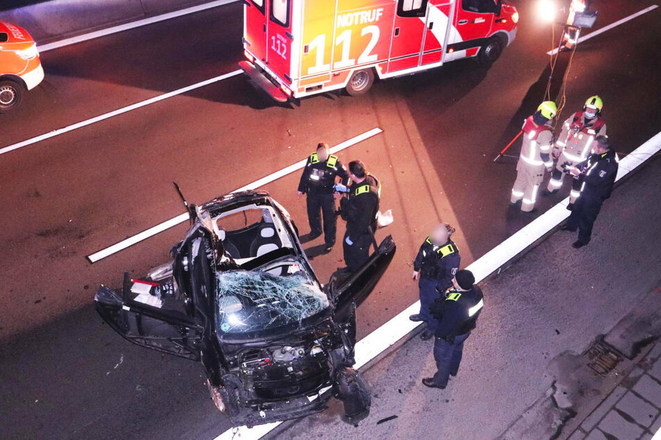 Der schwer verletzte Smart-Fahrer musste von den Rettungskräften zunächst am Unfallort stabilisiert werden, bevor er in ein Krankenhaus gebracht werden konnte.