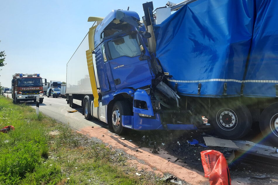 Unfall A4: Lkw knallt auf A4 zwei weiteren Lastern drauf: Vollsperrung Richtung Görlitz