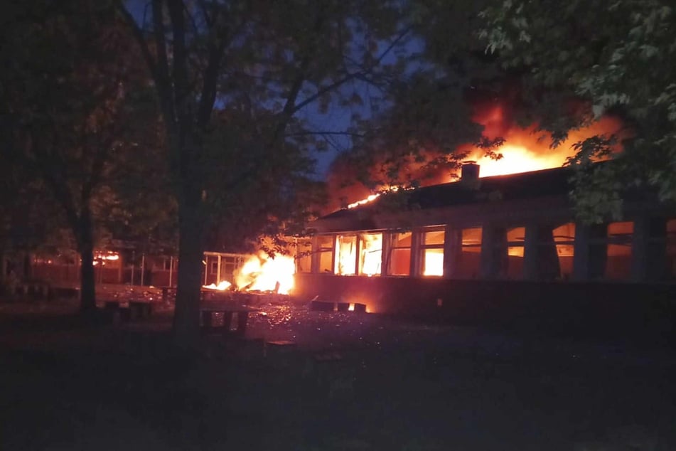 Der Verwaltungstrakt des Schulgebäudes stand nach den Explosionen in Flammen.