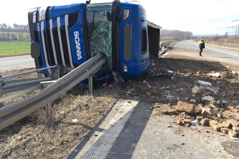 Der Laster krachte seitlich in die Mittelleitplanke. Der Fahrer wurde zum Glück nur leicht verletzt.