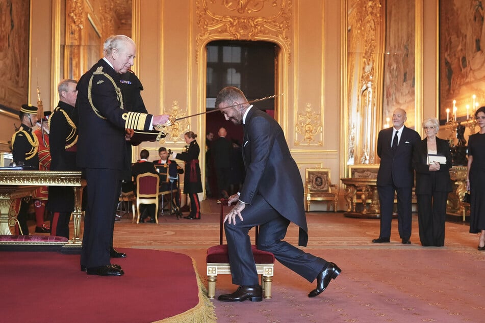 ... um danach auf die Knie zu fallen, und sich den Ritterschlag abzuholen.