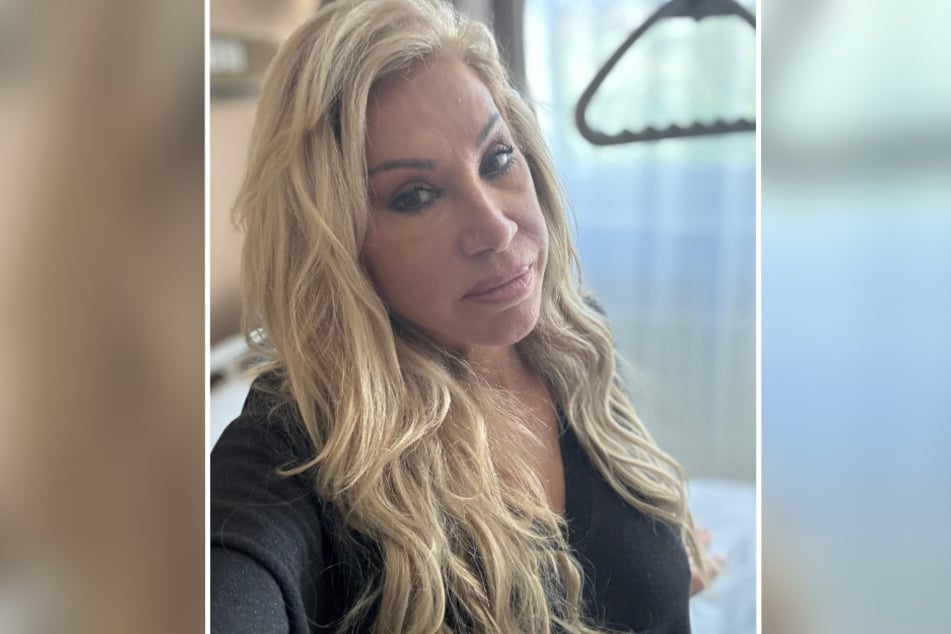 Mit diesem Selfie aus dem Krankenhaus hat Carmen Geiss (60) auf den jüngsten Unfall hingewiesen.