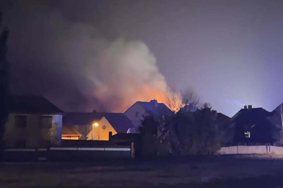 Die Flammen waren schon bei der Anfahrt sichtbar.