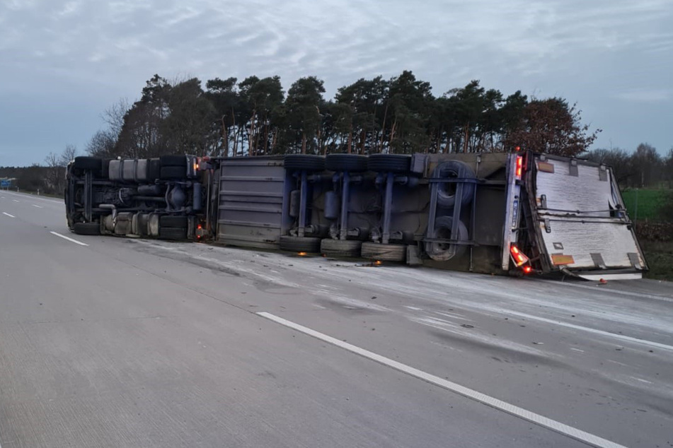 Der verunfallte Lkw blockiert die Fahrbahn der A2 in Richtung Berlin.
