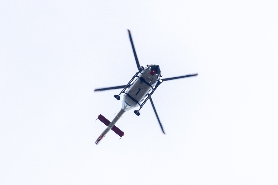 Ein Hubschrauber der Polizei war am Samstagnachmittag über der sächsischen Landeshauptstadt im Einsatz. (Archivbild)